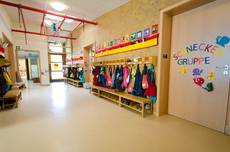 Im Flur die Garderoben …