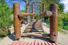 Wackelbrücke im Garten